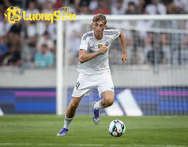 Dean Huijsen hoàn toàn có thể trở thành thủ lĩnh phòng ngự trong tương lai của Real Madrid (Ảnh: AS)