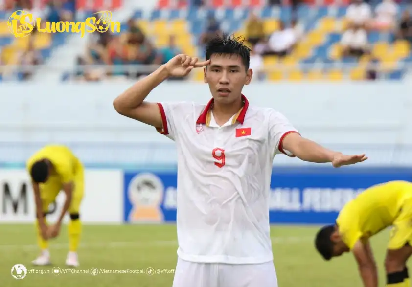 Đinh Xuân Tiến có chiều cao khiếm tốn nhưng là chân sút nguy hiểm