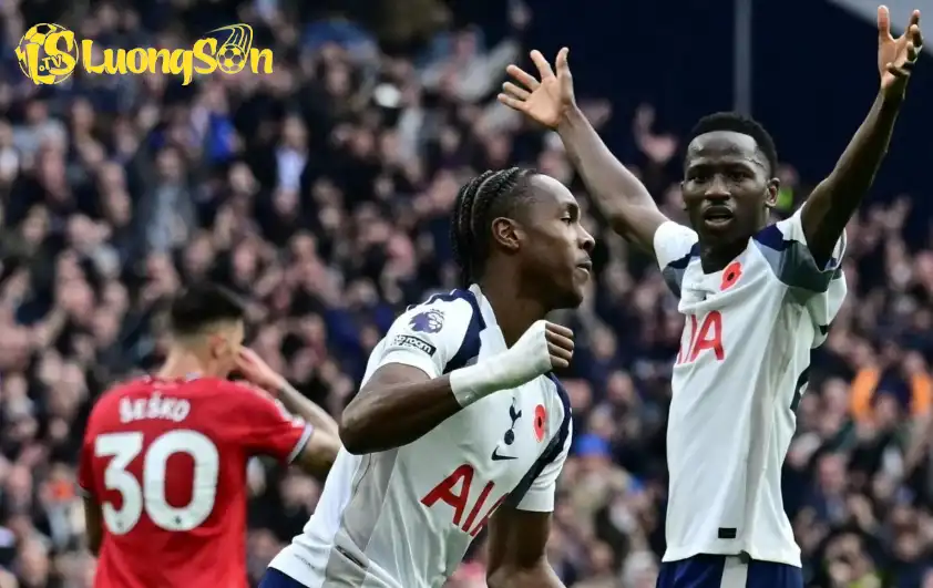 Trận đấu có 6 thẻ vàng và hàng loạt pha tranh chấp gay gắt