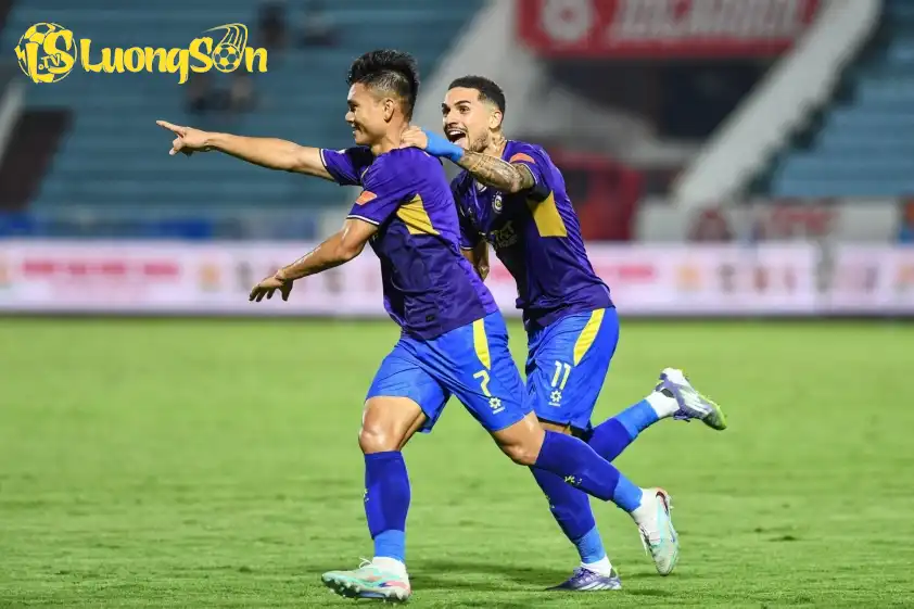 Xuân Mạnh gỡ hòa cho Hà Nội bằng 1 siêu phẩm vuốt bóng