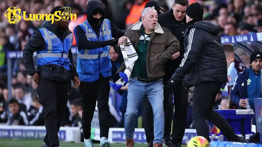 Một CĐV quá khích của Leeds United đã chạy vào khu vực kỹ thuật để chất vấn HLV Farke . (Ảnh: Goal)