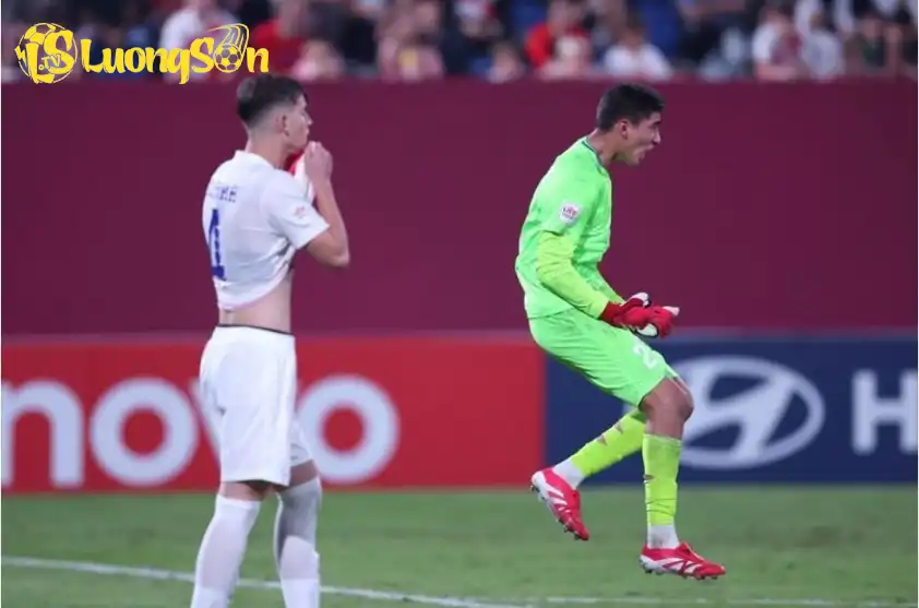 Thủ môn Rustajonov vào sân và cản phá quả penalty quyết định